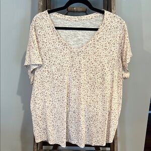 👗Bundle 5/$25👗 Women's Cream Patterned V-Neck Top